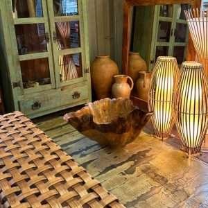 Gamela de madeira rústica, perfeita para servir pães, frutas ou como decoração em mesas de madeira.