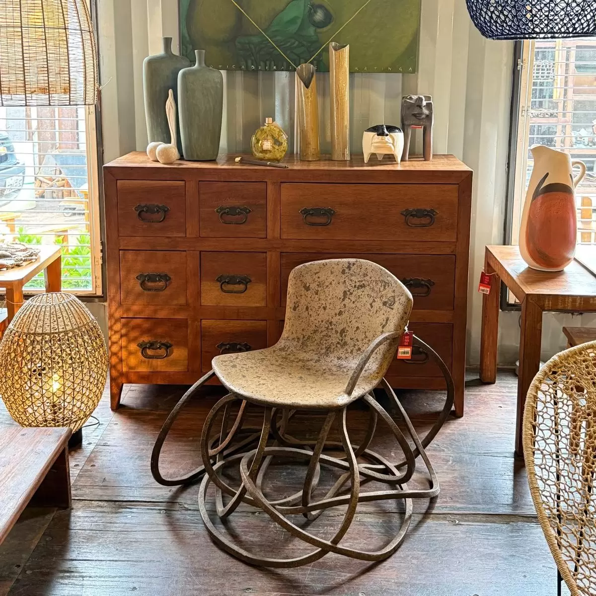 Cadeira decorativa artesanal feita em papel machê com design inspirado no estilo Hermès, apresentando acabamento texturizado