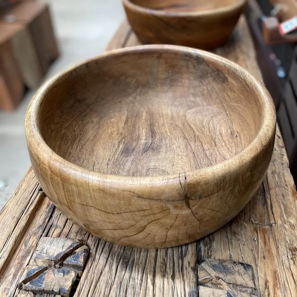 Gamela decorativa artesanal feita de fibra de mangueira trançada, perfeita para organizar frutas, pães ou como peça central de decoração rústica.