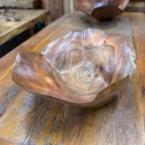 Gamela de madeira rústica artesanal com acabamento natural, perfeita para servir alimentos ou como peça decorativa