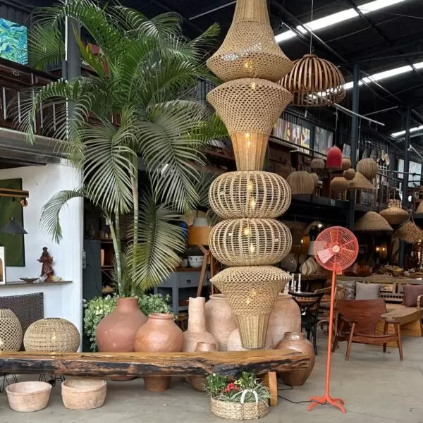 Luminária de mesa rústica feita de madeira e metal, com design inspirado em carriola ou carrinho de mão, criando um ambiente aconchegante.