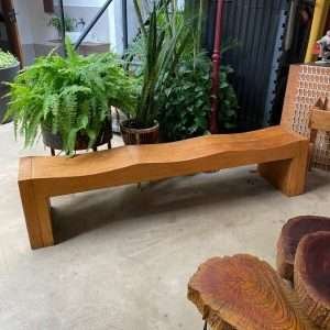 Banco rústico de madeira maciça de peroba, com assento sólido e estrutura robusta, ideal para ambientes internos e externos.