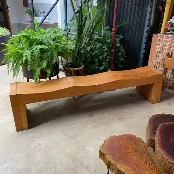 Banco rústico de madeira maciça de peroba, com assento sólido e estrutura robusta, ideal para ambientes internos e externos.