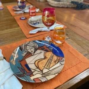 Pratos rústicos individuais de cerâmica artesanal, disponíveis em diferentes modelos e tamanhos, com acabamento esmaltado em tons naturais.