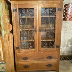 Cristaleira rústica em madeira de demolição com portas e prateleiras – móvel sustentável e artesanal do Depósito Moringa.