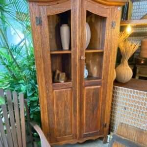 Armário de canto em madeira