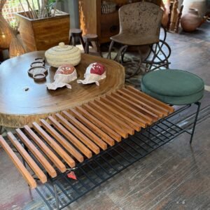 Banco sapateira com assento de madeira ripada, estrutura em ferro e tampo articulado, estilo industrial rústico.