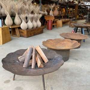 Fogo de chão circular em arado com acabamento rústico, perfeito para área externa e jardins.