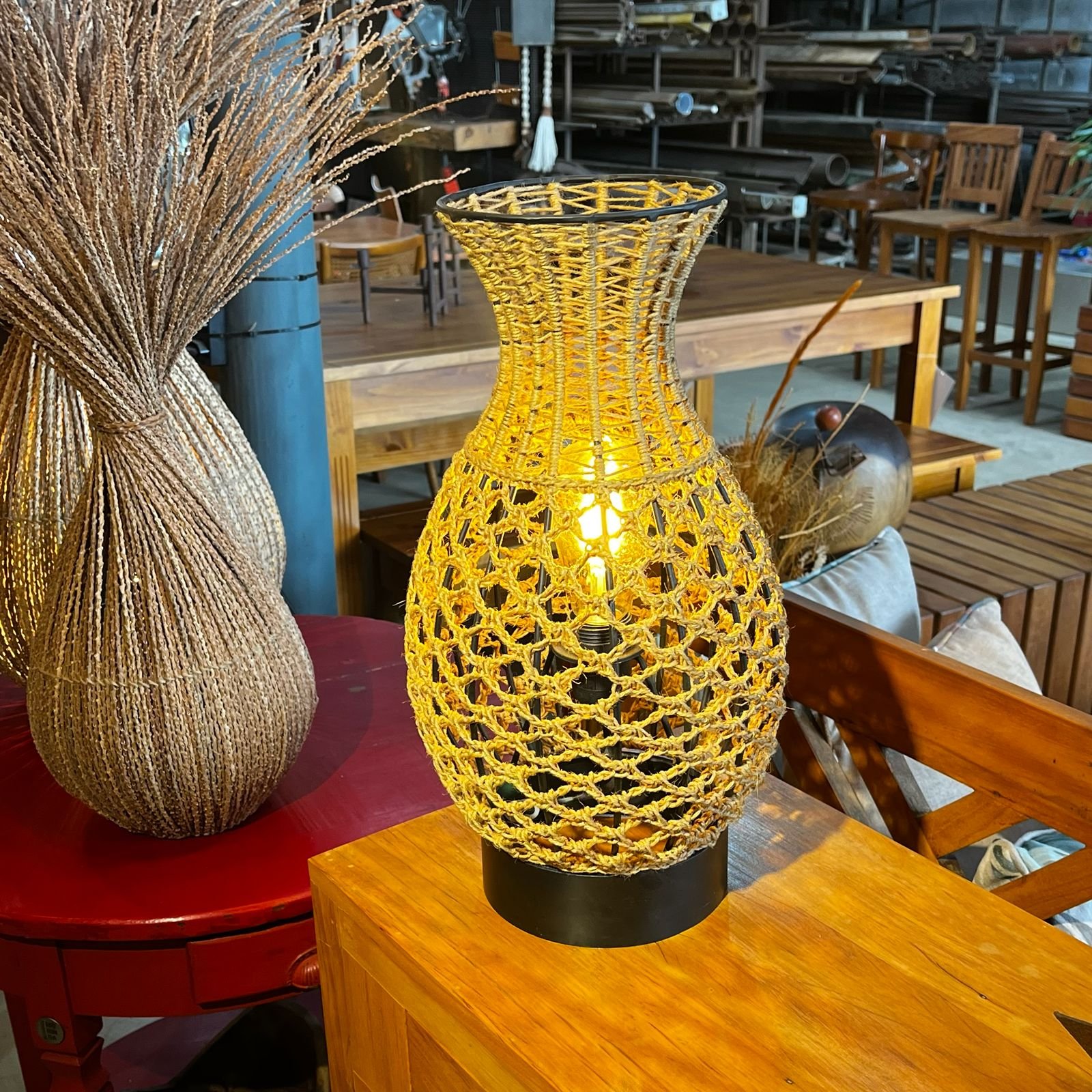 Luminária Artesanal em Crochê de Sisal e Ferro – Iluminação Decorativa com Charme Natural