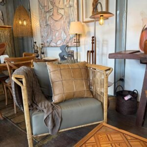 adeira de fibra de junco natural com assento trançado, estrutura em madeira e estilo rústico.