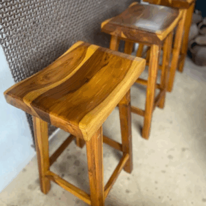 Banqueta de madeira maciça com assento redondo e estrutura rústica, perfeita para interiores.