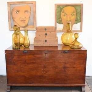 BAÚ EM MADEIRA MACIÇA ANTIGA COM FERRAGEM RÚSTICAS