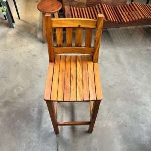 Banqueta alta para bistrô ou bancada em madeira maciça, estilo rústico e natural.