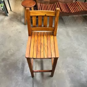 Banqueta alta para bistrô ou bancada em madeira maciça, estilo rústico e natural.