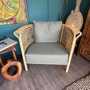 adeira de fibra de junco natural com assento trançado, estrutura em madeira e estilo rústico.