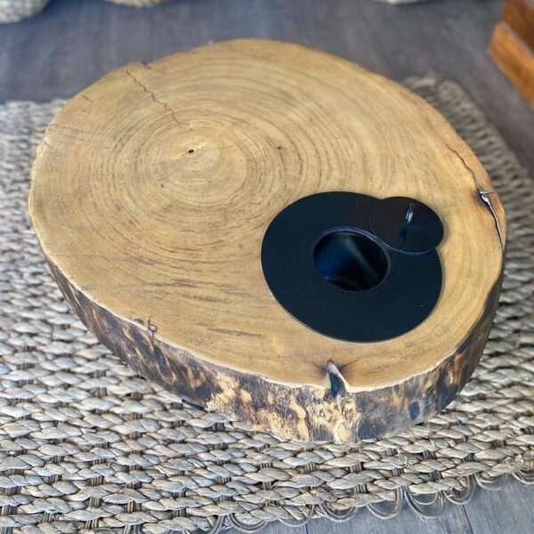 Lareira ecológica a etanol com estrutura em metal e design moderno, perfeita para ambientes internos.