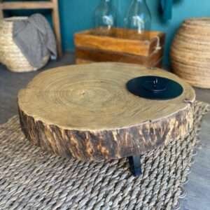 Lareira ecológica a etanol com estrutura em metal e design moderno, perfeita para ambientes internos.