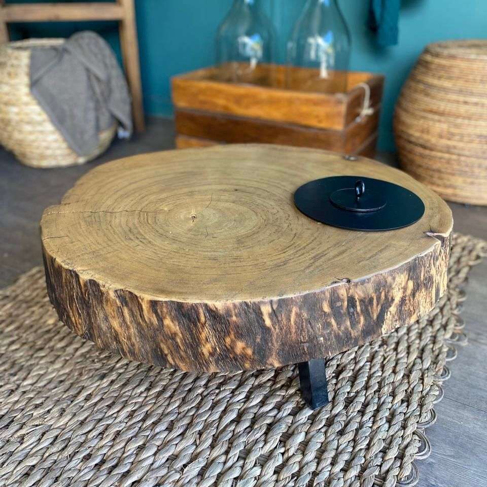 Lareira ecológica a etanol com estrutura em metal e design moderno, perfeita para ambientes internos.