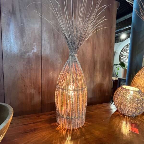 Luminária de fibra natural modelo "Cebolinha" suspensa, criando iluminação ambiente aconchegante