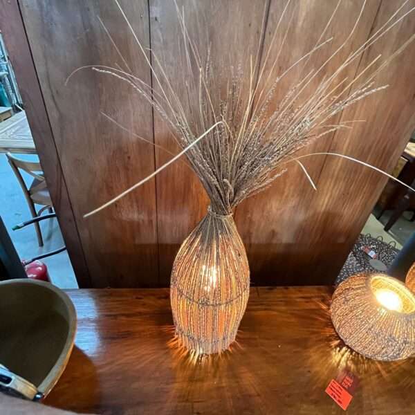 Luminária de fibra natural modelo "Cebolinha" suspensa, criando iluminação ambiente