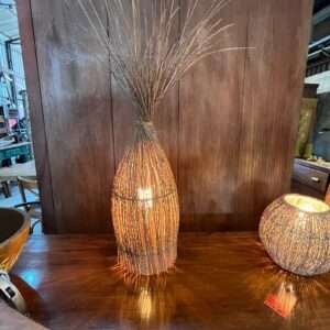 Luminária de fibra natural modelo "Cebolinha" suspensa, criando iluminação ambiente