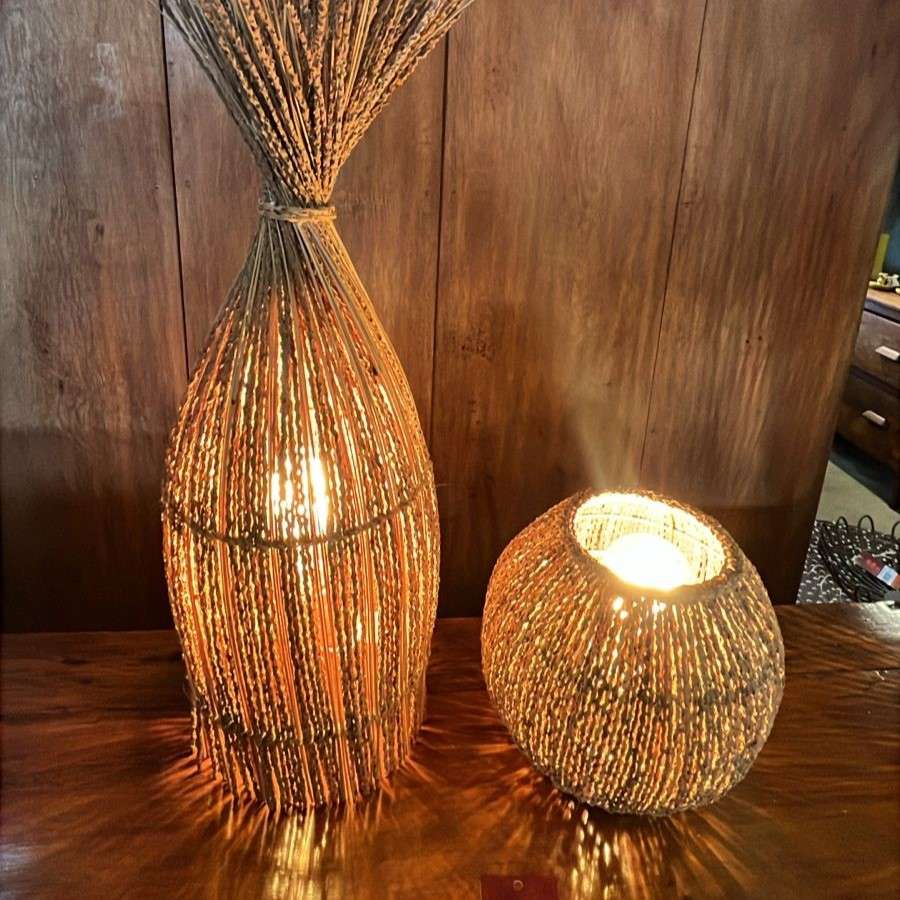 Luminária de fibra natural suspensa com design orgânico, perfeita para iluminação ambiente e aconchegante.