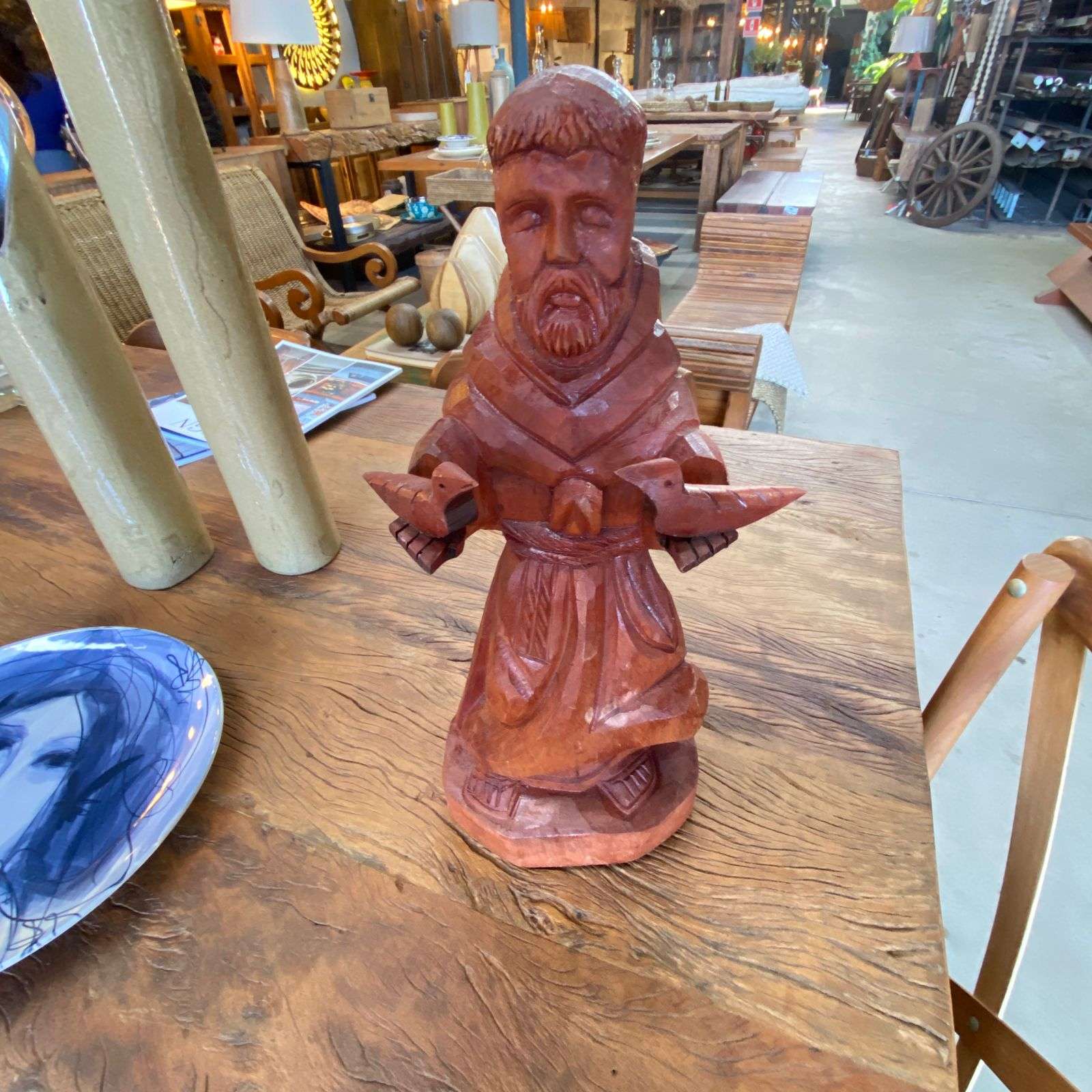 Escultura de São Francisco em madeira de demolição com pátina natural, em estilo rústico e artesanal.