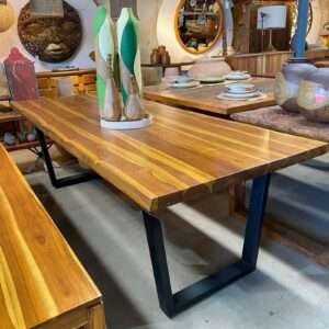 Mesa de jantar 8 lugares em madeira teca com base metálica preta – Depósito Moringa