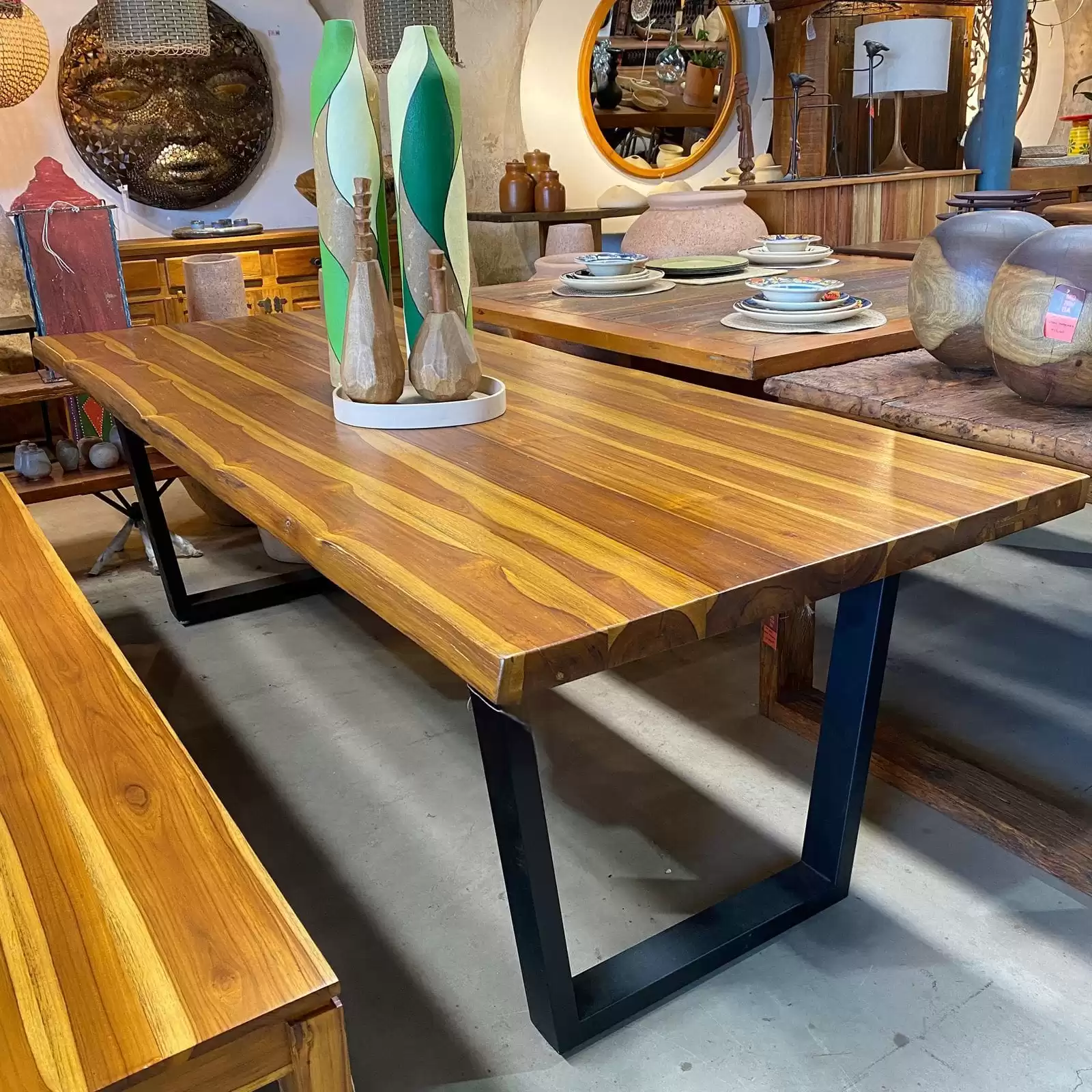 Mesa de jantar 8 lugares em madeira teca com base metálica preta – Depósito Moringa