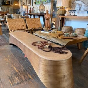 BANCO DECORATIVO EM MADEIRA E COURO – Design Brasileiro