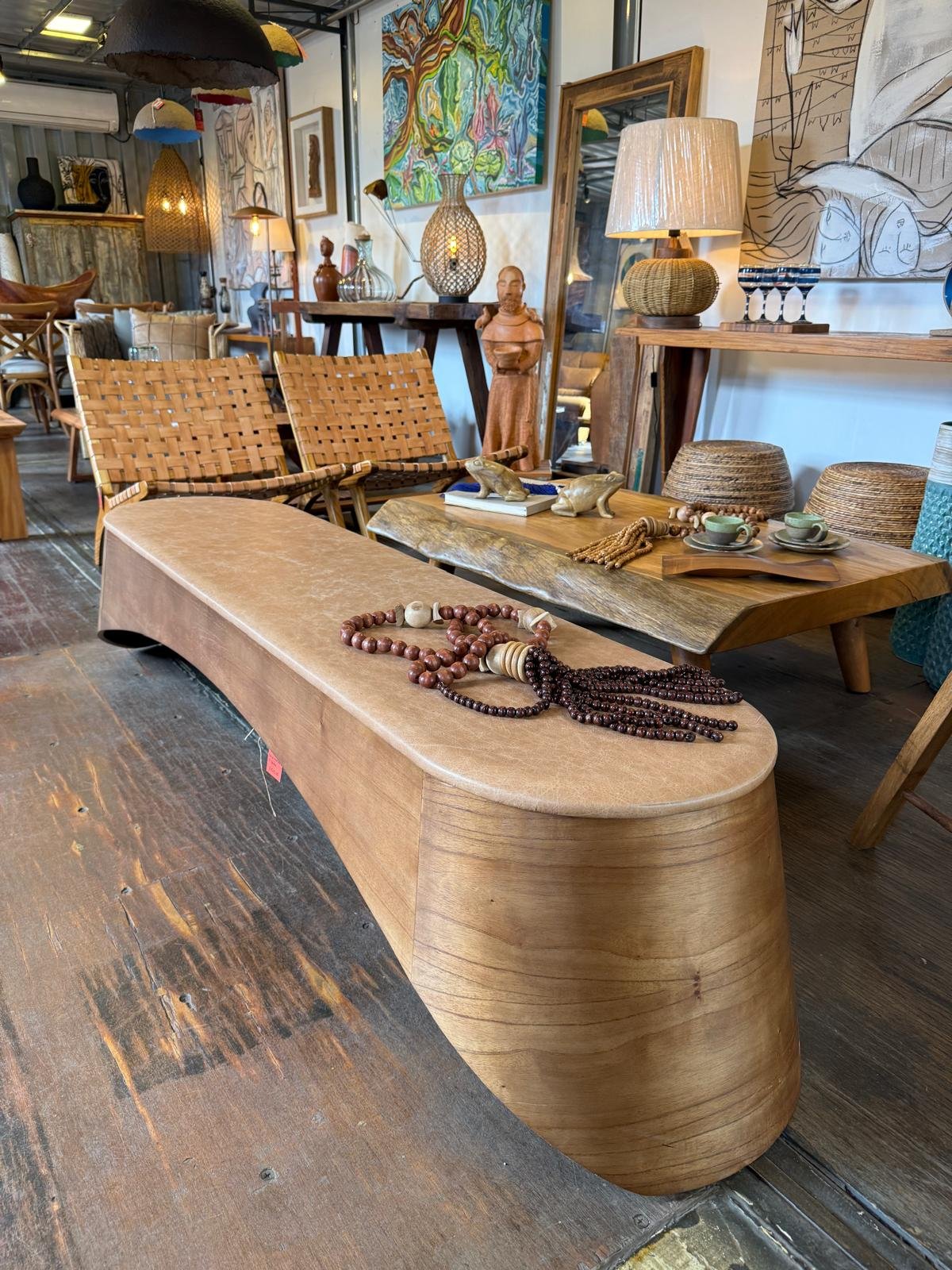 BANCO DECORATIVO EM MADEIRA E COURO – Design Brasileiro