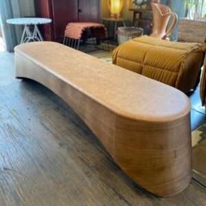 BANCO DECORATIVO EM MADEIRA E COURO – Design Brasileiro