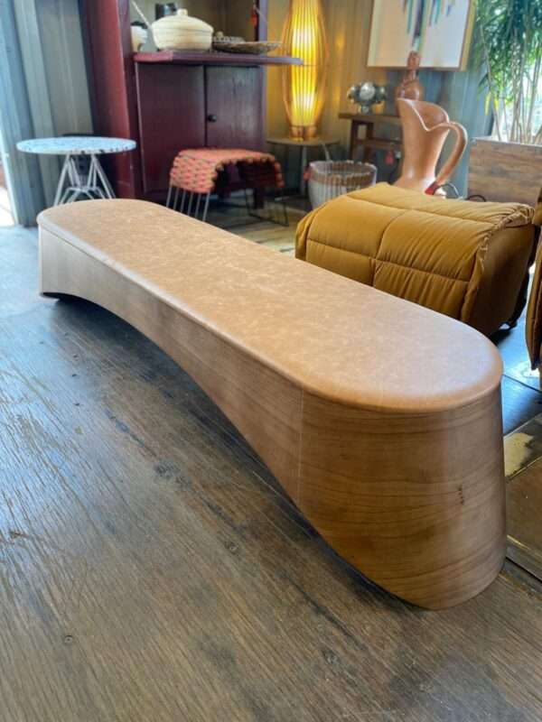 BANCO DECORATIVO EM MADEIRA E COURO – Design Brasileiro - Imagem 3