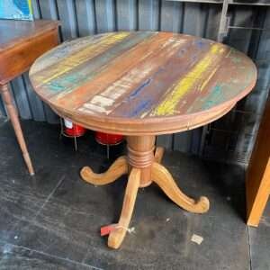 Mesa de centro redonda rústica em madeira maciça com pátina natural