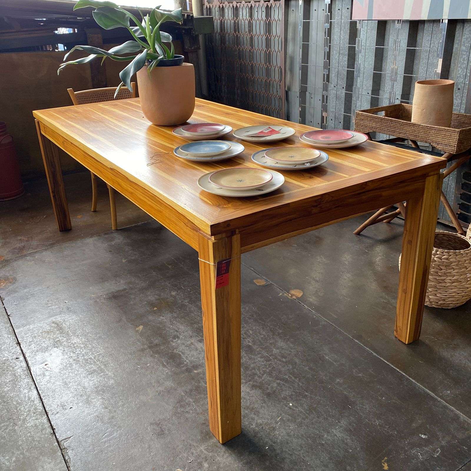 Mesa de jantar madeira teca para 8 lugares em madeira maciça com pátina natural e estrutura robusta.