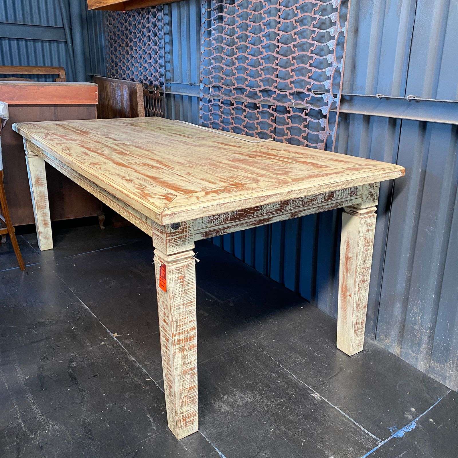 Mesa lateral de madeira maciça com pátina natural e gaveta única, em estilo rústico e vintage.