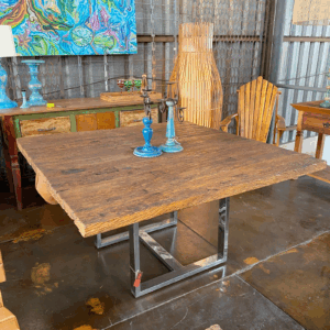 Mesa de centro quadrada rústica em madeira maciça com pátina natural e estrutura robusta.