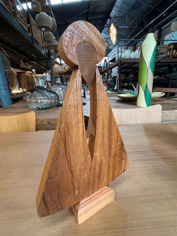 Imagem de Nossa Senhora Aparecida esculpida à mão em madeira canela.
