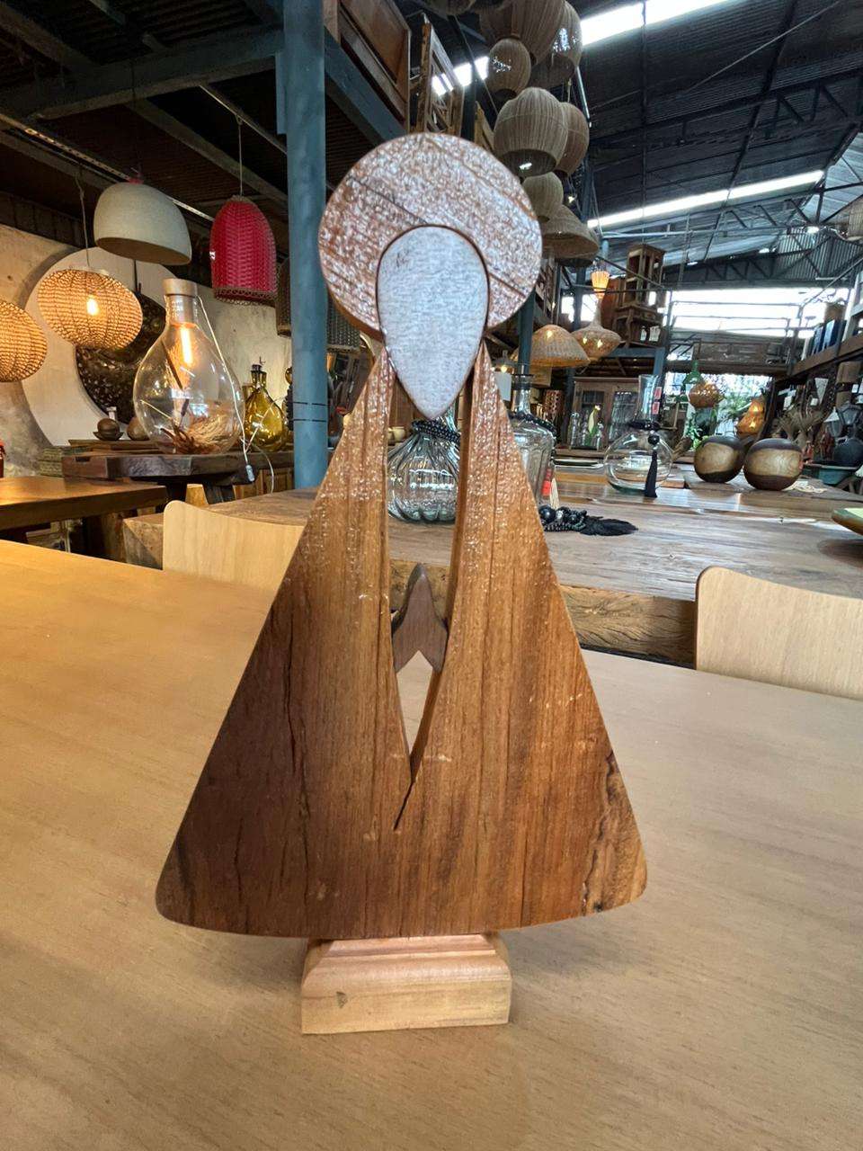 Imagem de Nossa Senhora Aparecida esculpida à mão em madeira de demolição.