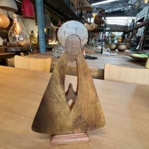 Imagem de Nossa Senhora Aparecida esculpida à mão em madeira canela.