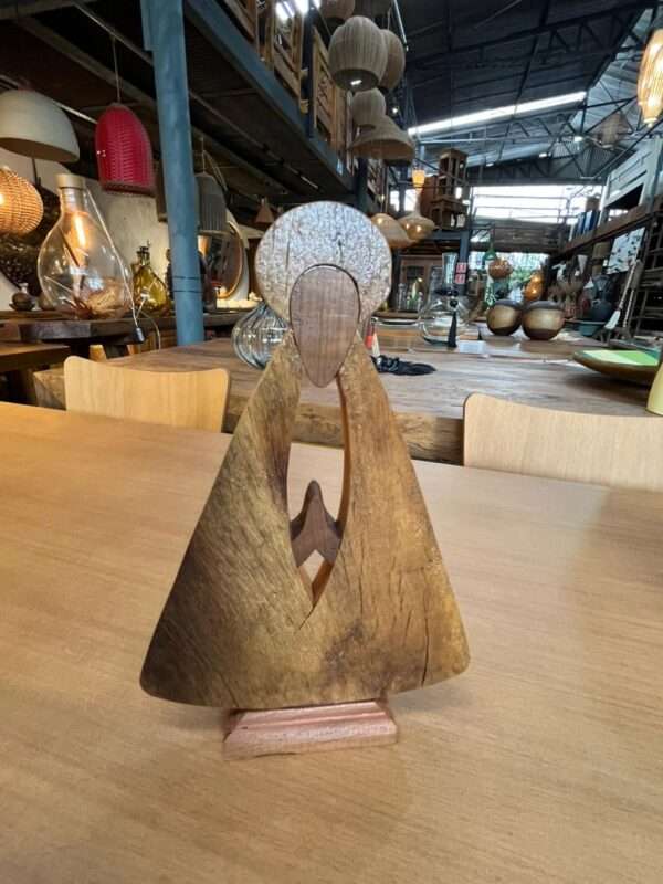 Imagem de Nossa Senhora Aparecida esculpida à mão em madeira canela.