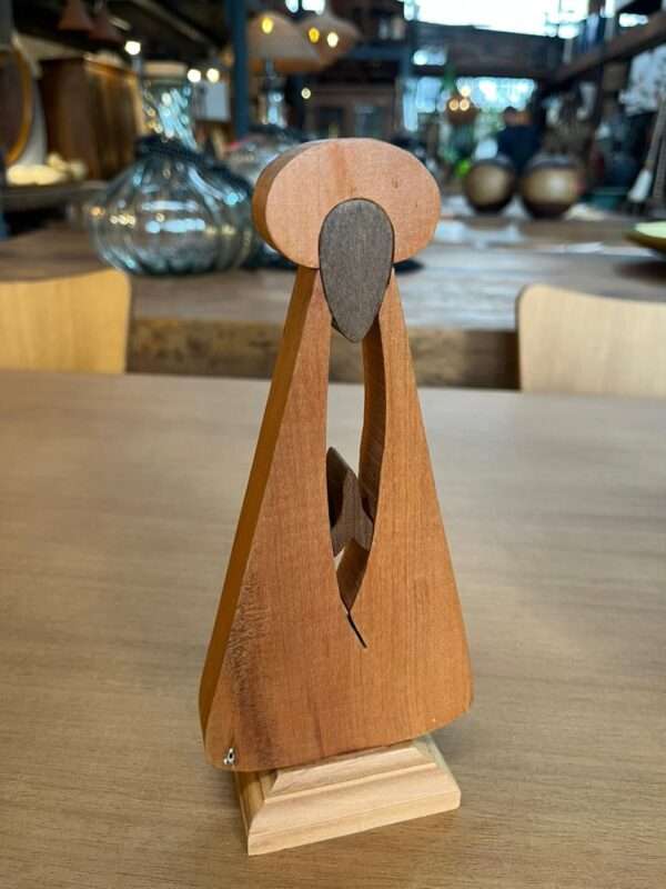Imagem de Nossa Senhora Aparecida esculpida à mão em madeira canela.