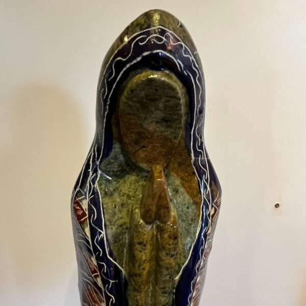 Escultura de Nossa Senhora Aparecida esculpida em pedra-sabão, com manto azul marinho detalhado e coroa dourada.