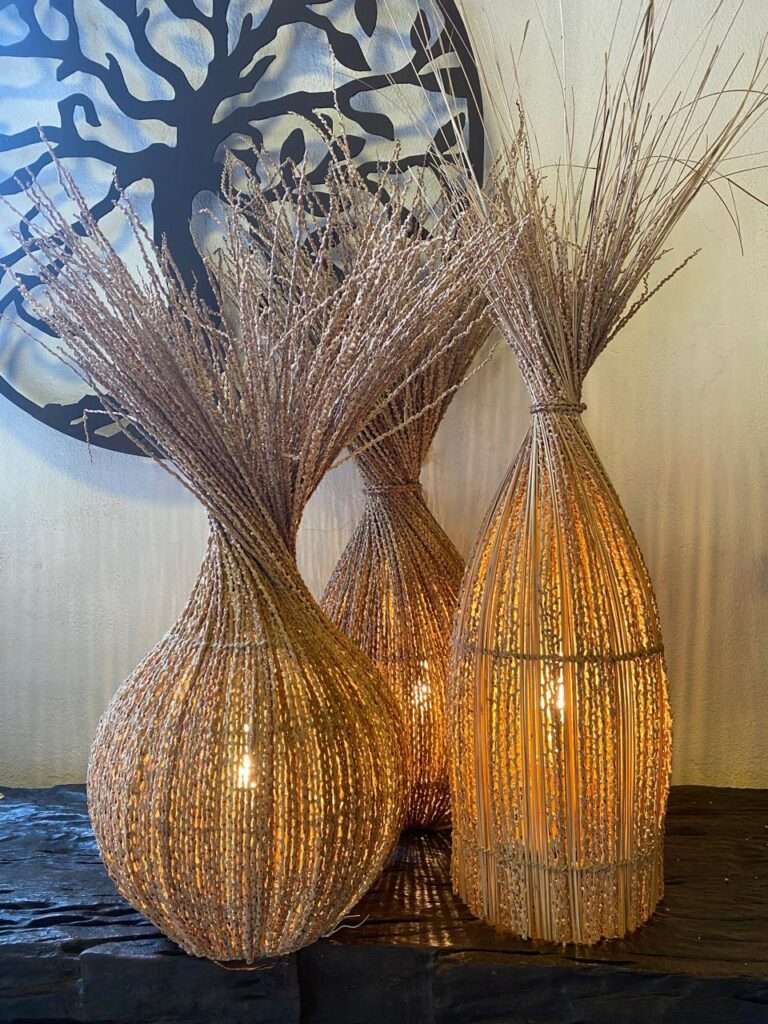 Luminária de fibra natural suspensa com design orgânico, perfeita para iluminação ambiente e aconchegante.