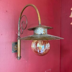 Luminária de parede de metal com braço fixo