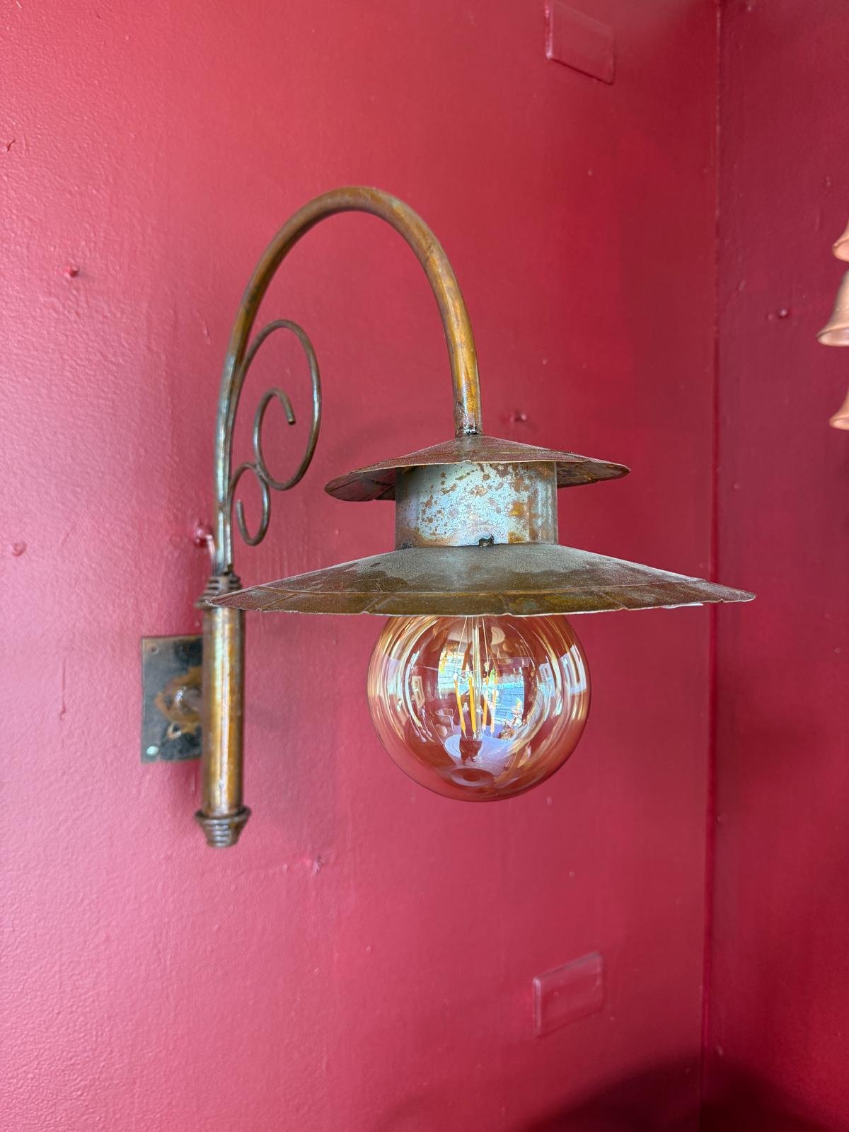 Luminária de parede de metal com braço fixo