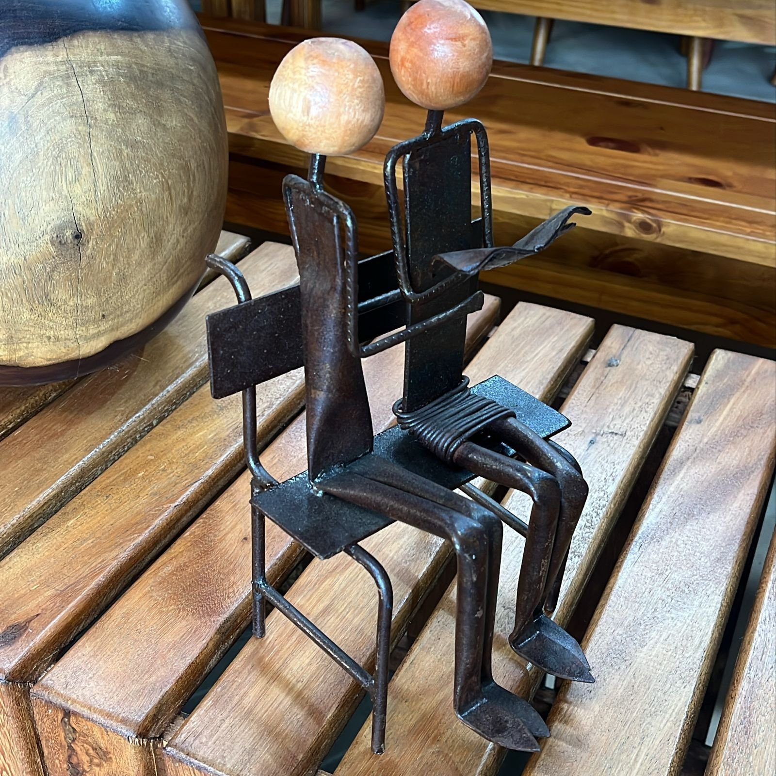 Escultura decorativa de casal leitor em ferro e madeira. Peça artesanal exclusiva para salas, escritórios, bibliotecas e ambientes sofisticados. Arte e design em perfeita harmonia.