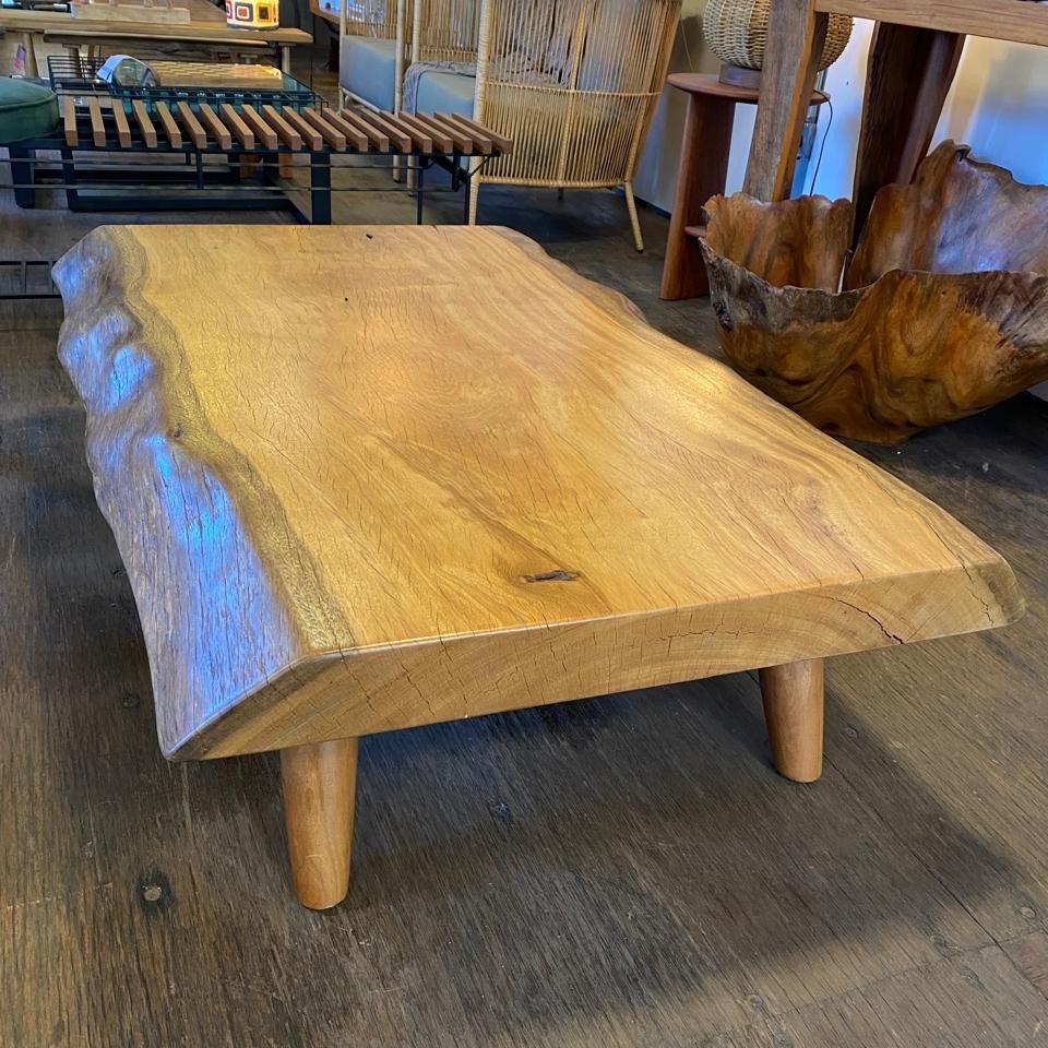 Mesa de Centro em Madeira Maciça com Borda Orgânica