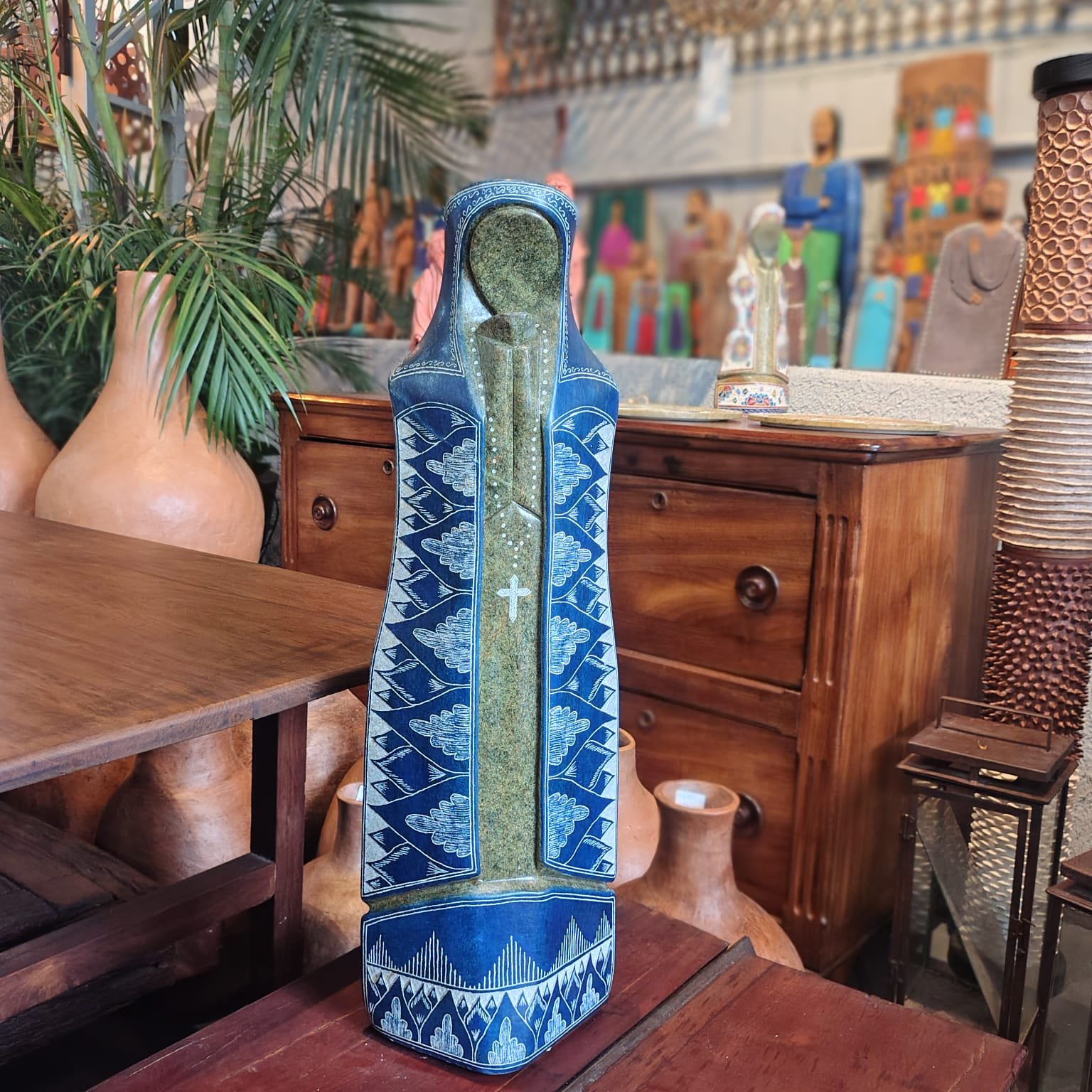 Nossa Senhora Aparecida em Pedra-Sabão Bordada 2 - Moringa | Móveis, Decoração e Arte Brasileira