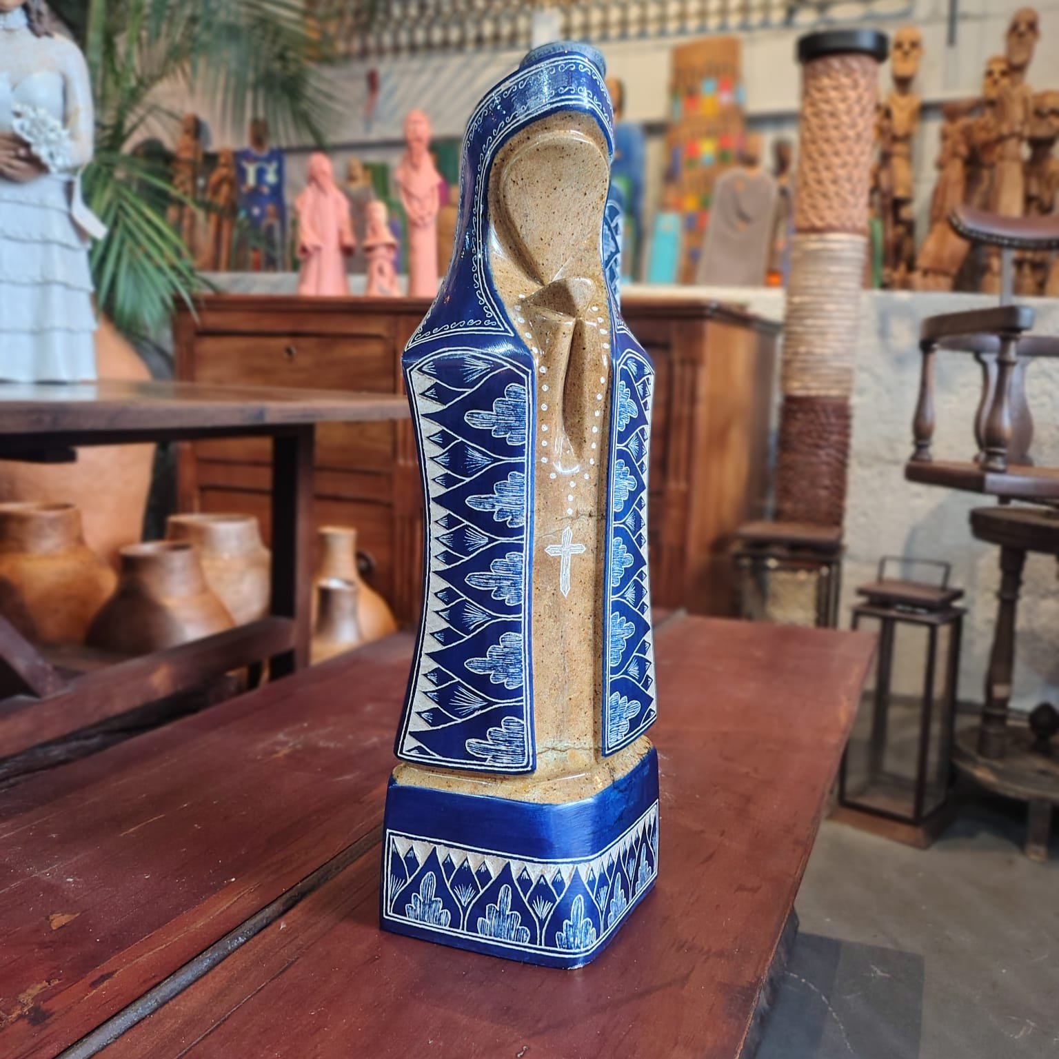 Nossa Senhora Aparecida em Pedra-Sabão Bordada